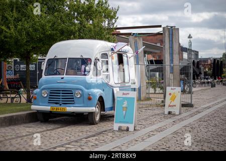 Copenhagen, Danimarca, 20 giugno 2017: Un camion dei gelati a Islands Brygge a Copenhagen Foto Stock