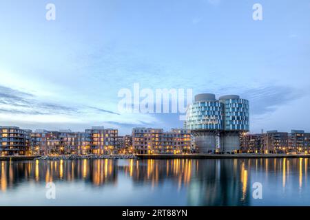 Copenaghen, Danimarca, 12 marzo 2017: Vista serale delle Portland Towers, due silos convertiti in uffici nel distretto di Nordhavn Foto Stock