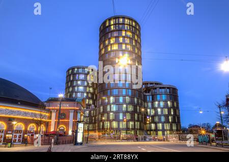 Copenhagen, Danimarca, 11 marzo 2017: Vista serale delle moderne Axel Towers Foto Stock