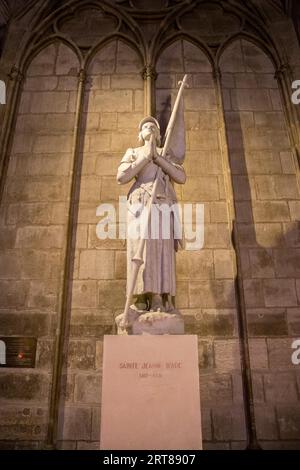 Parigi, Francia, 22 luglio 2017: Una statua di Jeanne D'Arc all'interno della cattedrale di Notre Dame Foto Stock