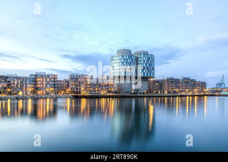 Copenaghen, Danimarca, 12 marzo 2017: Vista serale delle Portland Towers, due silos convertiti in uffici nel distretto di Nordhavn Foto Stock