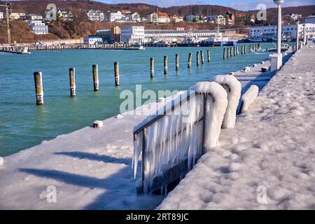 Faro ghiacciato e molo nelle tempeste giornate invernali Foto Stock