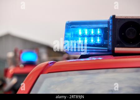 Autocarri antincendio con luci lampeggianti blu Foto Stock