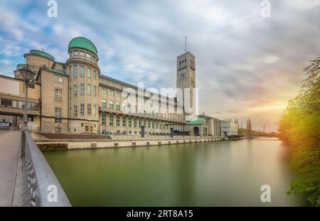 Monaco di Baviera, Germania - 26 aprile 2023: Edificio dell'archivio del Deutsches Museum e del fiume Isar al tramonto Foto Stock