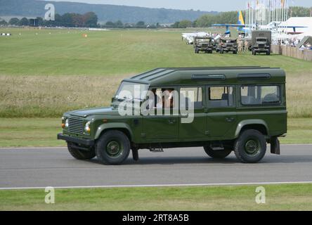 Land Rover Defender 130 Jumbo Station Wagon, con 3 porte su ciascun lato, veicolo ufficiale della regina Elisabetta II Foto Stock