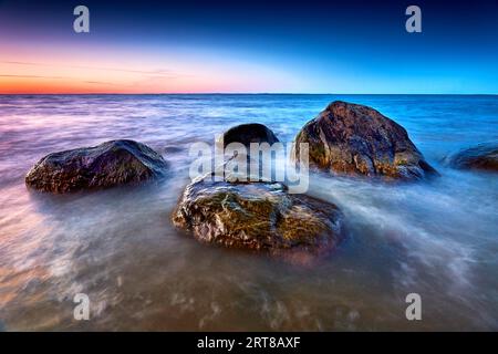 Paesaggio marino roccioso del baltico in serata Foto Stock