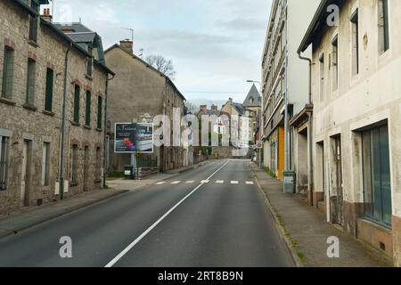 Bergerac, Francia - 27 aprile 2023: Strada vuota di una piccola città francese. Foto Stock