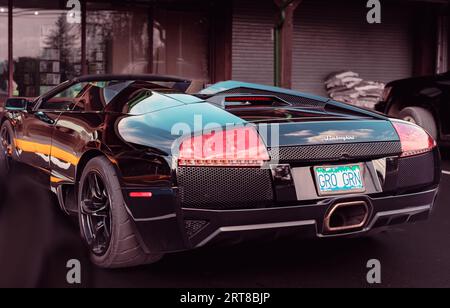 Black Lamborghini Gallardo parcheggiata in una strada di Vancouver BC Canada. Auto sportiva Lamborghini all'aperto. Vista posteriore della Lamborghini supercar-Editoriale, stre Foto Stock