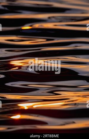 Irraggiamento dei raggi solari sulla superficie dell'acqua Foto Stock