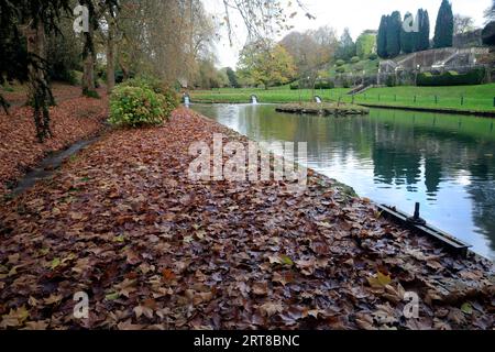 Foglie autunnali cadute e lago ornamentale presso i giardini formali, il Museo Nazionale di storia di St Fagans. Presa l'autunno 2022 Foto Stock