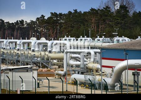 Germania, 3 aprile 2022: Tubi del gas, collegamenti, attrezzature e riduttori di pressione nel sito di sbarco del gasdotto Nord Stream 2 di Gazprom in Germania. Foto Stock