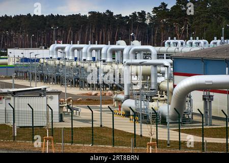 Germania, 3 aprile 2022: Tubi del gas, collegamenti, attrezzature e riduttori di pressione nel sito di sbarco del gasdotto Nord Stream 2 di Gazprom in Germania. Foto Stock