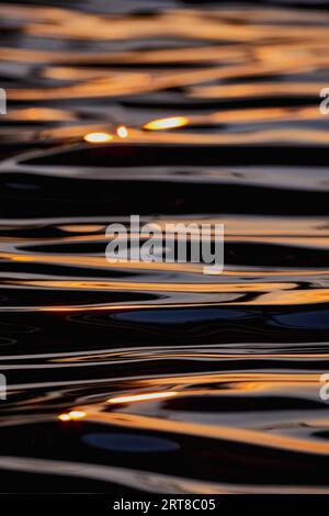 Irraggiamento dei raggi solari sulla superficie dell'acqua Foto Stock