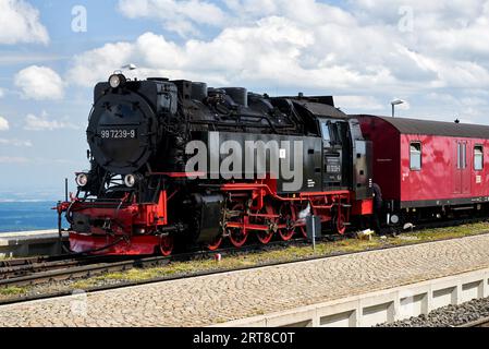 Vecchio treno a vapore Brockenbahn alla stazione nel parco nazionale di Harz Foto Stock