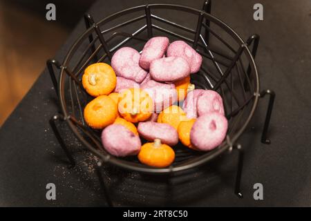 Caramelle di halloween a forma di zucca e cibo a una festa Foto Stock