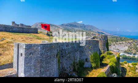 Vista aerea con droni delle mura del castello di Rozafa nella città di Shkoder. Albania Foto Stock