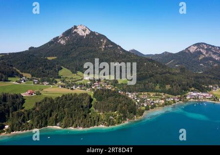 Scatto con drone, scatto panoramico, Fuschlsee con Schober, Fuschl am SEE, colline pedemontane, Salzkammergut, provincia di Salisburgo, Austria Foto Stock