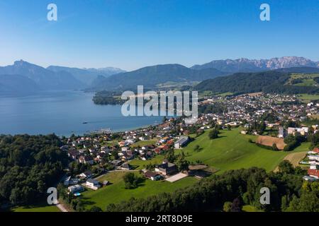 Scatto con droni, foto panoramiche, Altmuenster am Lake Traun, Salzkammergut, alta Austria, Austria Foto Stock