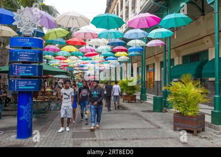 Ombrelloni colorati sopra la galleria commerciale Caudan Waterfront a Port Louis, Mauritius Foto Stock