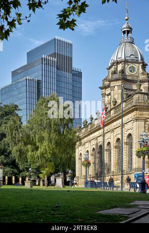 St Philip's Cathedral, Birmingham, Inghilterra, Regno Unito, con un alto edificio moderno che crea un contrasto tra il nuovo e il vecchio. Foto Stock