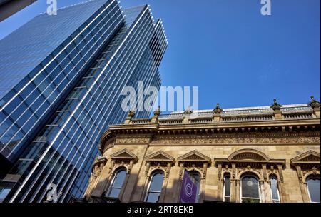 L'architettura moderna e quella vecchia contrastano Birmingham, Inghilterra, Regno Unito Foto Stock