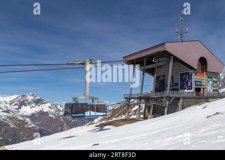 Zermatt, Svizzera, 12 aprile 2017: La funivia Blauhorn-Rothorn lascia la stazione di Rothorn Foto Stock