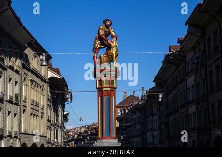 Berna, Svizzera, 13 aprile 2017: Un monumento e vecchie case nel centro storico della città svizzera di Berna Foto Stock