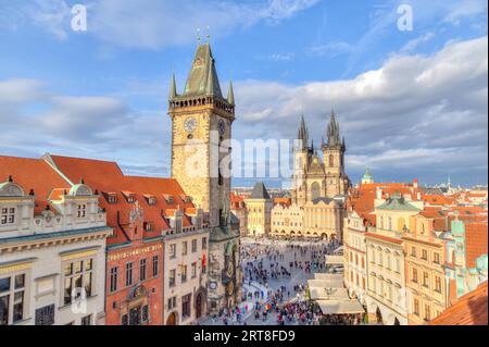 Praga, Repubblica Ceca, 20 marzo 2017: Vista dal tetto del famoso orologio astronomico e della Piazza della città Vecchia nel centro della città Foto Stock