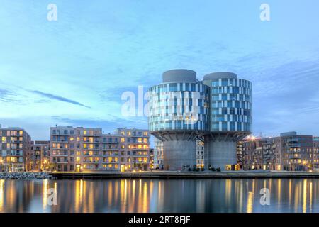 Copenaghen, Danimarca, 12 marzo 2017: Vista serale delle Portland Towers, due silos convertiti in uffici nel distretto di Nordhavn Foto Stock