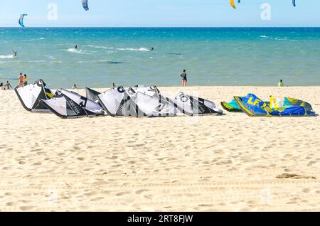 Cumbuco, Brasile, lug 9, 2017: troppo molte tavole da kitesurf sopra la sabbia in Cumbuco beach Foto Stock