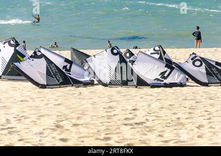 Cumbuco, Brasile, lug 9, 2017: troppo molte tavole da kitesurf sopra la sabbia in Cumbuco beach Foto Stock