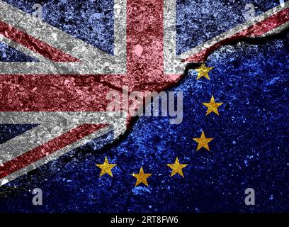 Bandiera UE e union Jack su sfondo maculato e incrinato Foto Stock