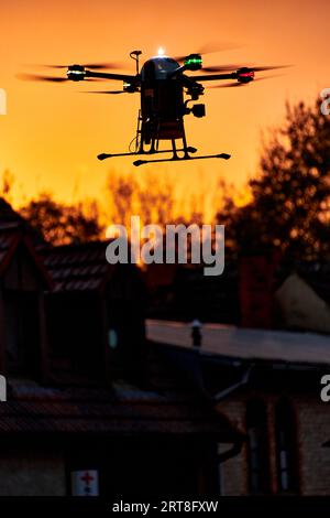 Drone INOVATION con defibrillatore semiautomatico esterno che vola al tramonto Foto Stock