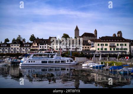 Traghetto nel porto, lago di Zurigo, passeggiata sul lago, castello, centro storico, Rapperswil-Jona, Canton St Gallen, SG, Svizzera Foto Stock