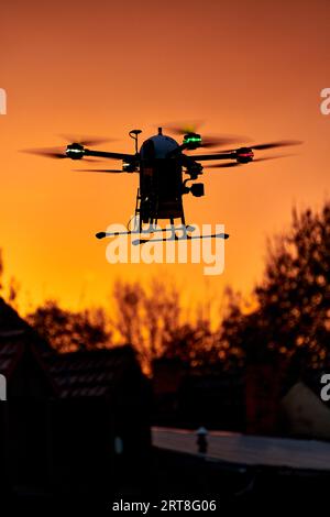 Drone INOVATION con defibrillatore semiautomatico esterno che vola al tramonto Foto Stock