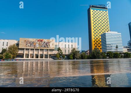 Museo storico nazionale in Piazza Skanderbeg a Tirana riflesso nelle acque sotterranee. Albania Foto Stock