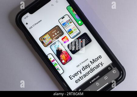 Sito ufficiale di iOS 17 visualizzato sullo schermo dell'iPhone. IOS 17 è un sistema operativo iOS di Apple per iPhone ed è il successore di iOS 16. Foto Stock
