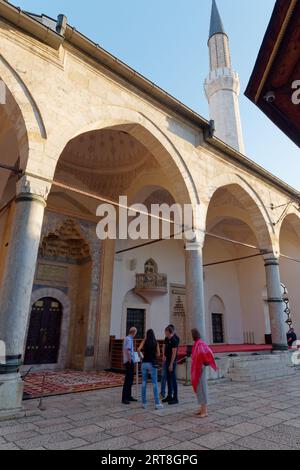 Persone fuori dalla moschea Gazi Husrev-Beg nella città di Sarajevo, Bosnia ed Erzegovina, 11 settembre 2023 Foto Stock