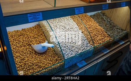 Spezie, cereali ed erbe diverse, come semi di girasole, ceci bianchi e marroni, conservate in un negozio Foto Stock