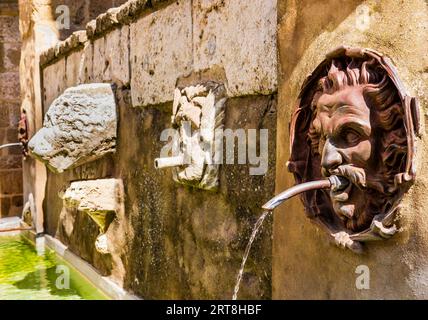 Splendido dettaglio della Fontana dei sette beccucci, centro storico di Pitigliano, Toscana, Italia Foto Stock