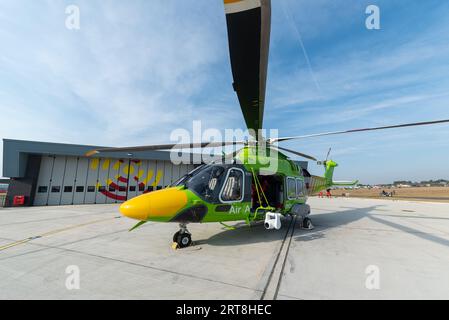 Ambulanza aerea AgustaWestland AW-169 presso North Weald Airfield, Essex, Regno Unito. Base hangar Essex & Herts Air Ambulance Trust Foto Stock