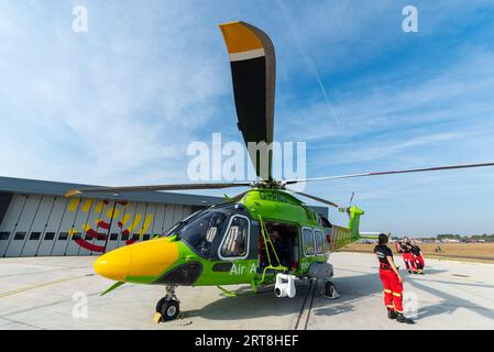 Ambulanza aerea AgustaWestland AW-169 presso North Weald Airfield, Essex, Regno Unito. Base hangar Essex & Herts Air Ambulance Trust Foto Stock