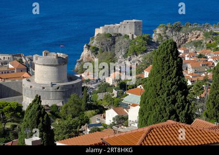 Minceta Tower e Fort Lovrijenac nella città vecchia di Dubrovnik, Croazia Foto Stock