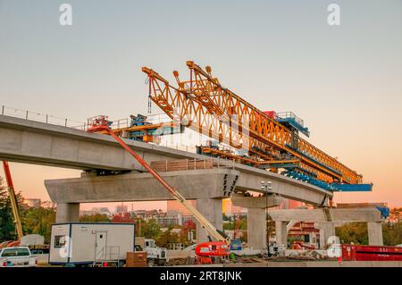 Costruzione di un ponte a Tyson's Corner, Virginia, in direzione della metropolitana Foto Stock