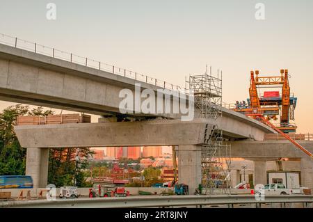 Costruzione di un ponte a Tyson's Corner, Virginia, in direzione della metropolitana Foto Stock
