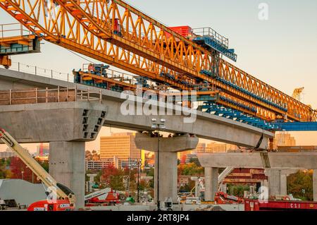 Costruzione di un ponte a Tyson's Corner, Virginia, in direzione della metropolitana Foto Stock