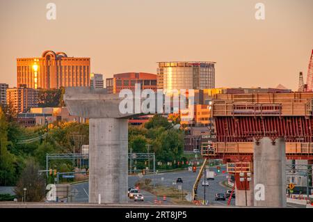 Costruzione di un ponte a Tyson's Corner, Virginia, in direzione della metropolitana Foto Stock