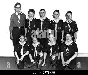 I membri di un American Cub Scout den posano per una fotografia di gruppo negli anni '1950 Foto Stock