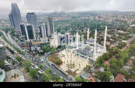 Levent, Istanbul, Turchia - 18 maggio 2023: Moschea Levent, conosciuta anche come moschea Barbaras Hayrettin a Levent, quartiere finanziario di Istanbul Foto Stock