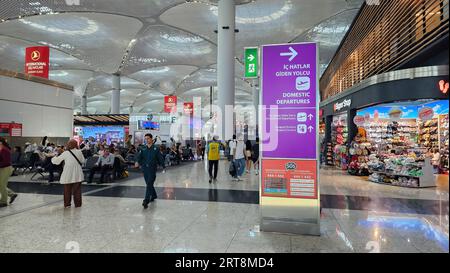 Istanbul, Turchia - 27 giugno 2023: Freccia direzionale che mostra i voli di partenza nazionali all'aeroporto di Istanbul. Foto Stock